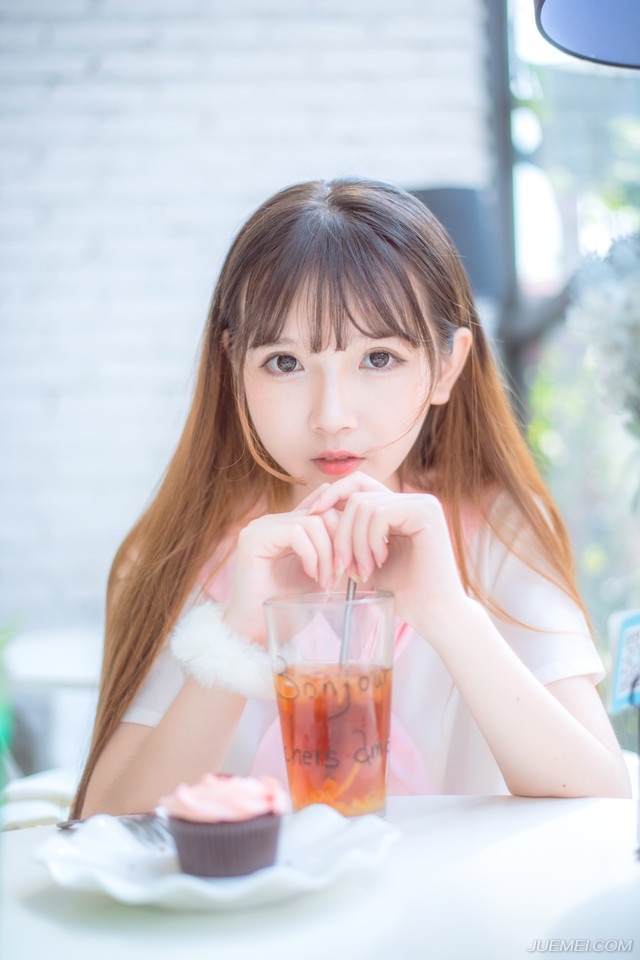 “孝直，几年不见，你跟那老狐狸学得一套还真管用。”城中的战斗已经接近尾声，零星的抵抗并不能为这已经倾倒的成都城带来任何变故，庞统和魏延找到了法正和张松，微笑道。